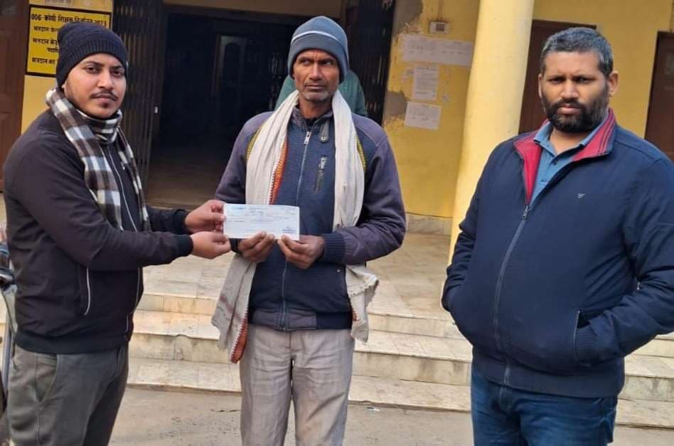 अग्निपीड़ित को अंचल ने दिया चेक