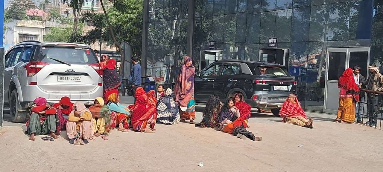 गरीबों के लिए जानलेवा बनती ठंड, अलाव बना आखिरी सहारा