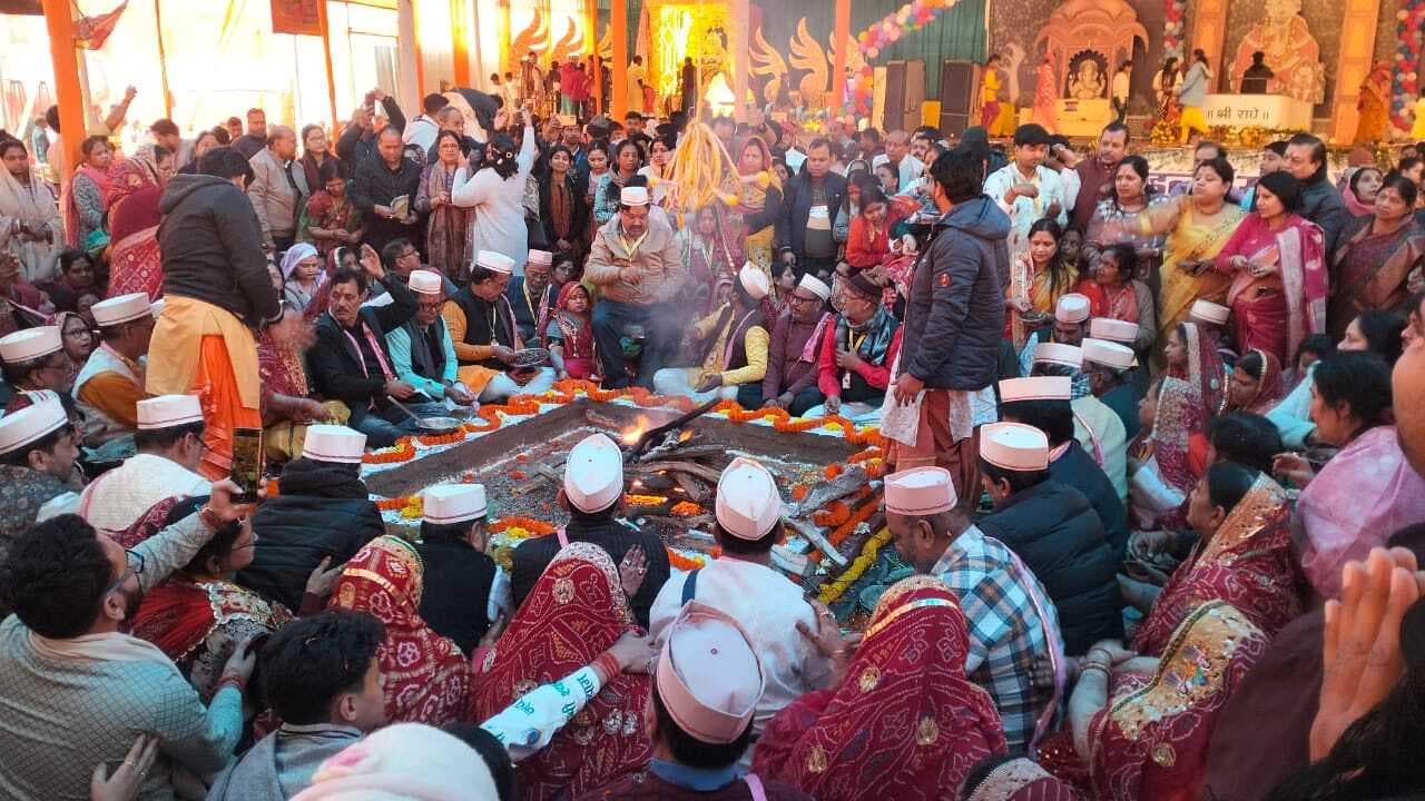 आचार्य गौरव कृष्ण गोस्वामी के कथा व भजनों पर देर रात तक झूमते रहे श्रद्धालु