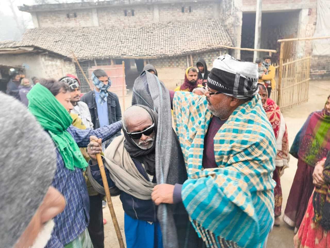 मुखिया प्रतिनिधि ने किया कंबल वितरण