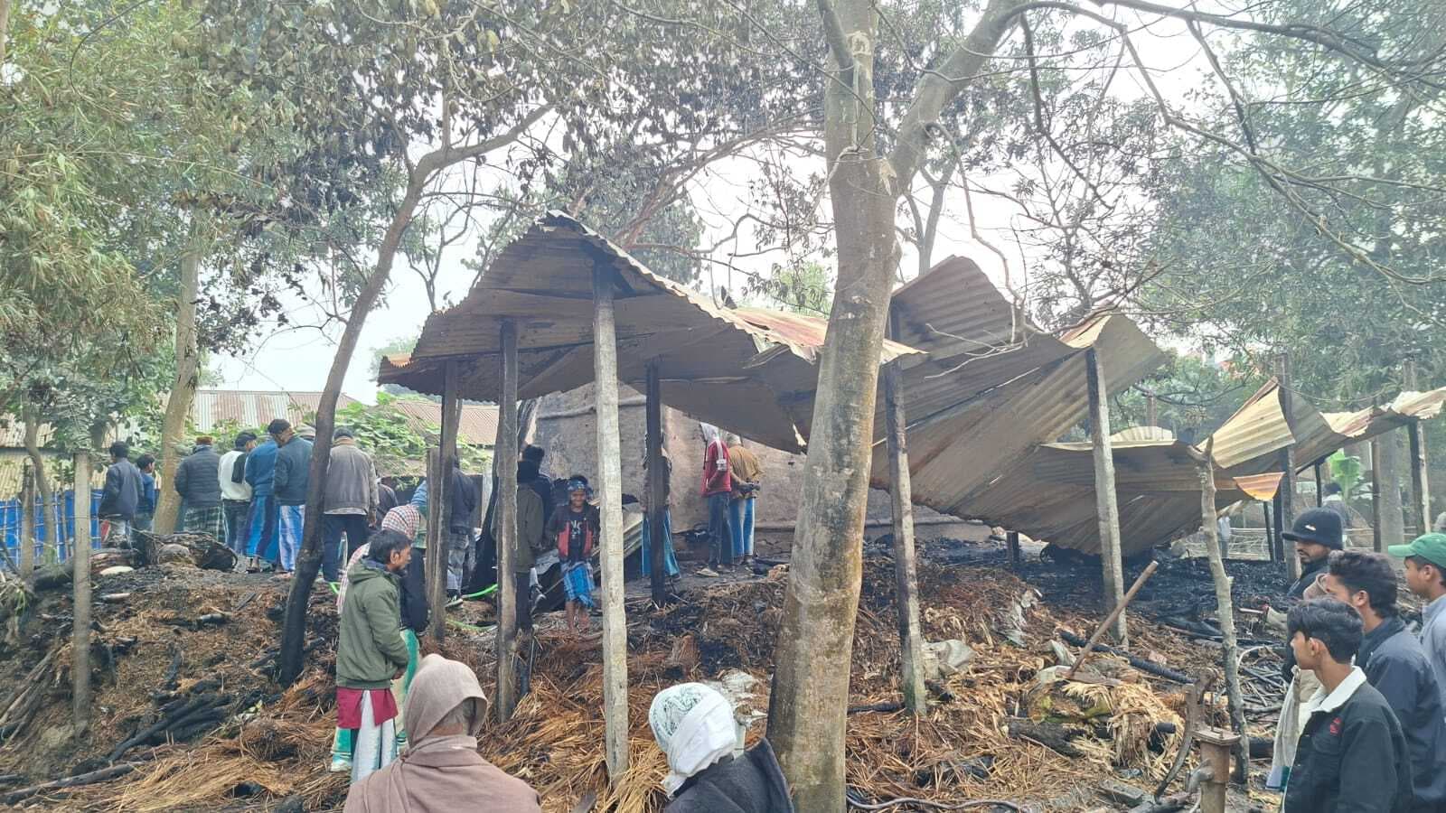 आग से दर्जन भर मवेशी की जलकर मौत, लाखों की संपत्ति खाक