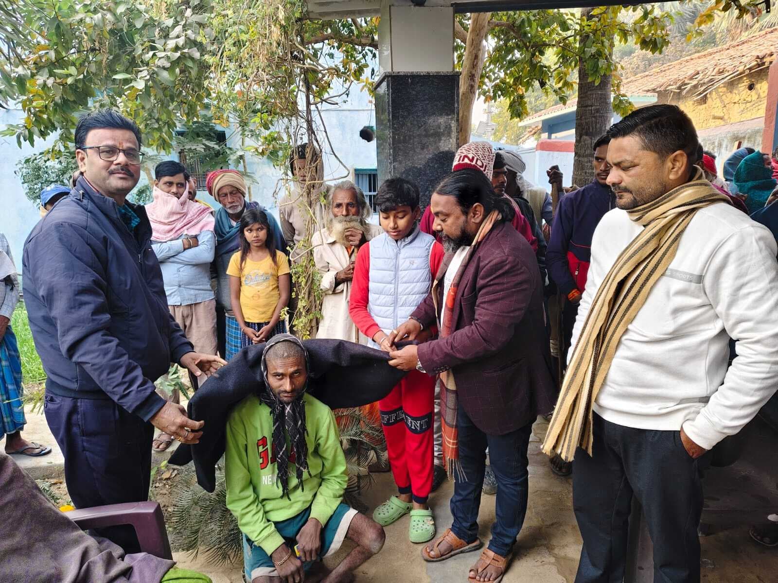 मुखिया ने असहायों के बीच किया कंबल वितरण