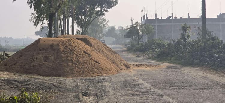 सड़क पर बालू व गिट्टी रखने से दुर्घटना की आशंका