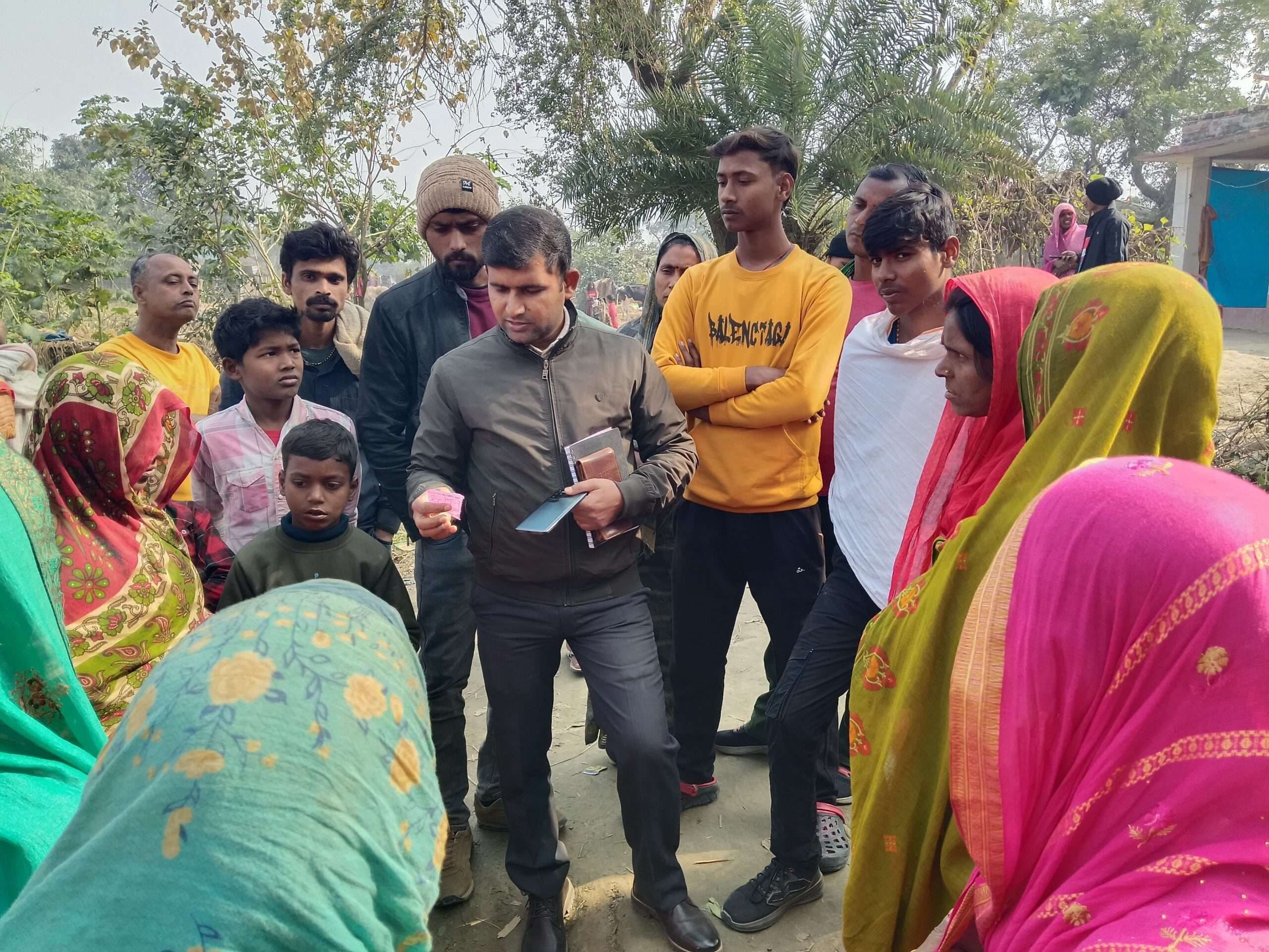 चुनावी रंजिश के कारण खाद्यान्न नहीं देने वाले पीडीएस दुकान की बीएसओ ने की जांच