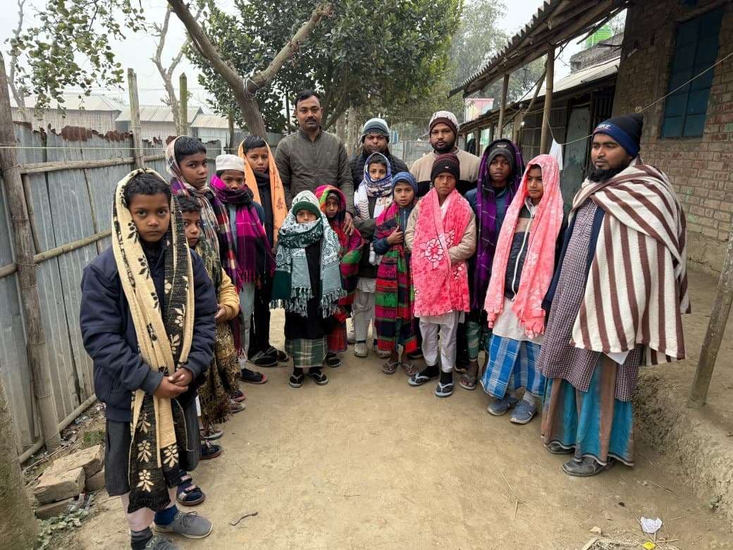 मुखिया ने गरीबों के बीच किया कंबल का वितरण