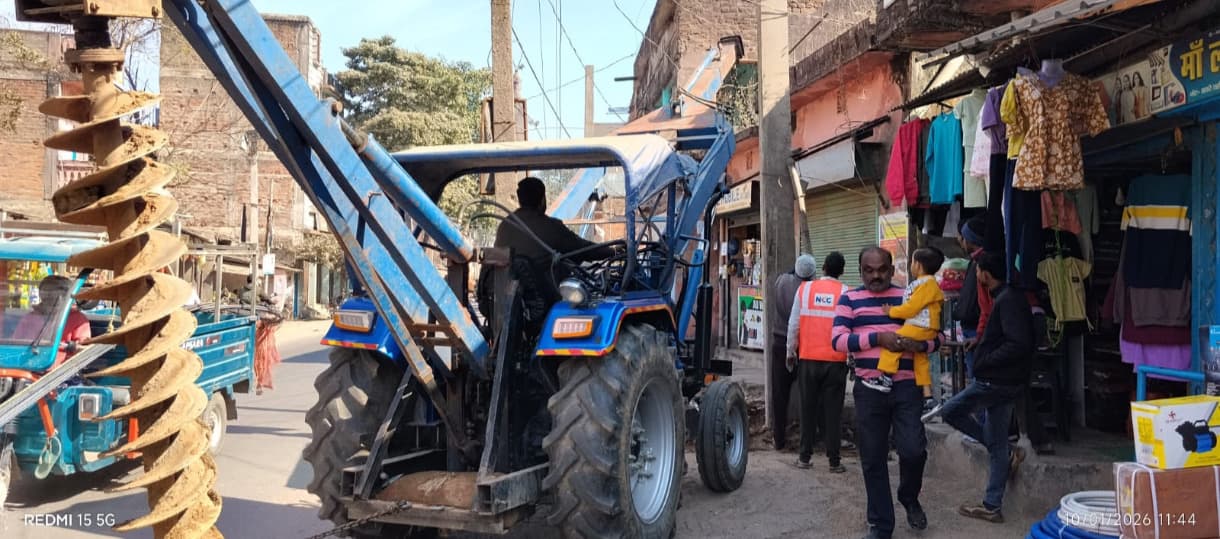 सिल्ली में नये पोल व केबल लगाने का काम जारी