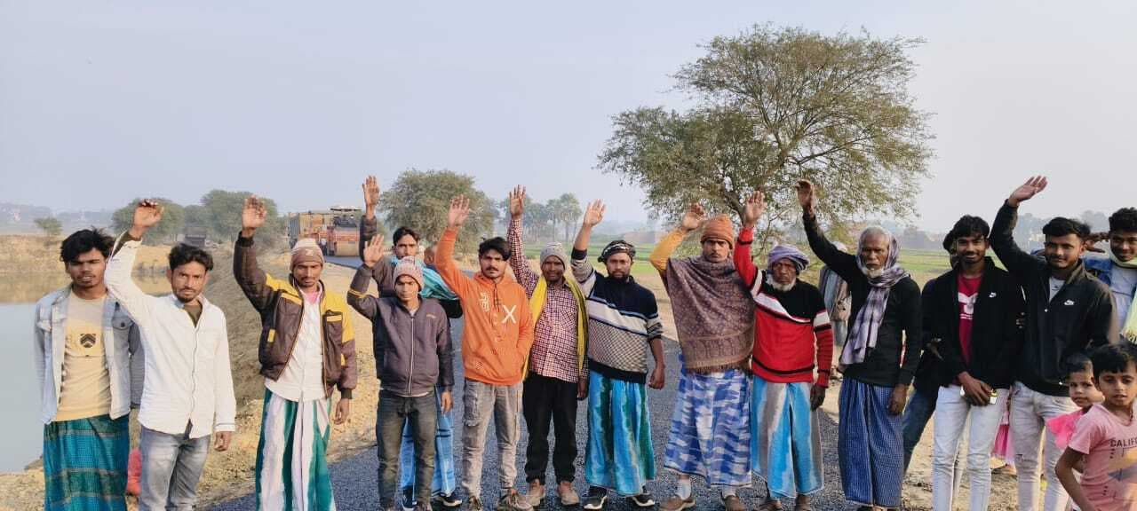 सड़क मरम्मत कार्य में गड़बड़ी पर ग्रामीणों ने जताया विरोध