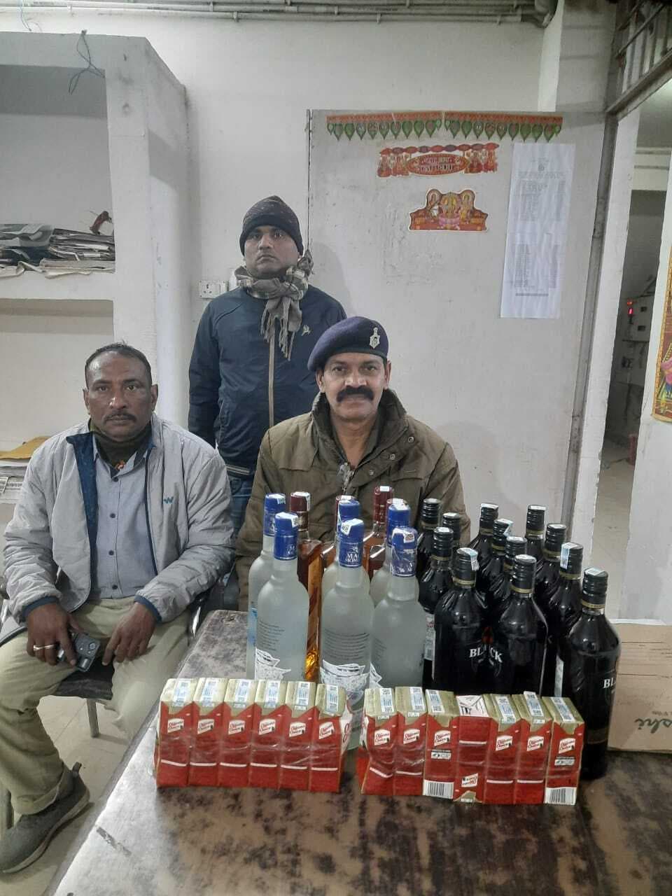 मेमो ट्रेन से शराब की खेप बरामद