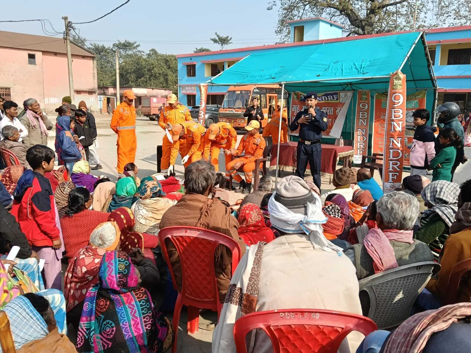 एनडीआरएफ की टीम ने मॉक ड्रिल के जरिए सिखाए बचाव के गुर