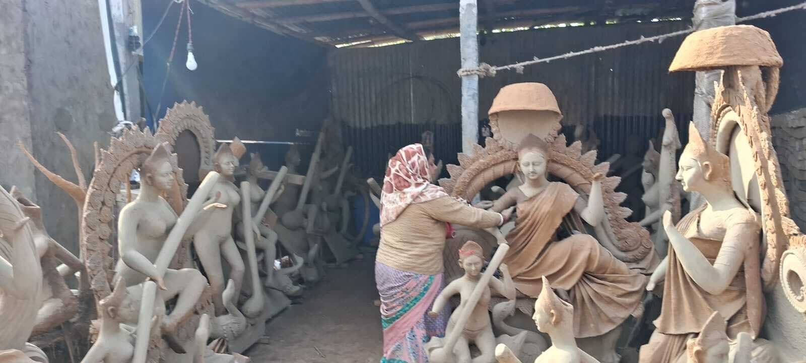 सरस्वती पूजा को लेकर मूर्तियों को अंतिम रूप देने में जुटे कलाकार