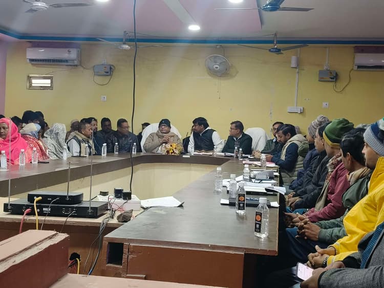 सीडीपीओ के लगातार अनुपस्थित रहने पर भड़के विधायक व जनप्रतिनिधि, कार्यालय में जड़ा ताला