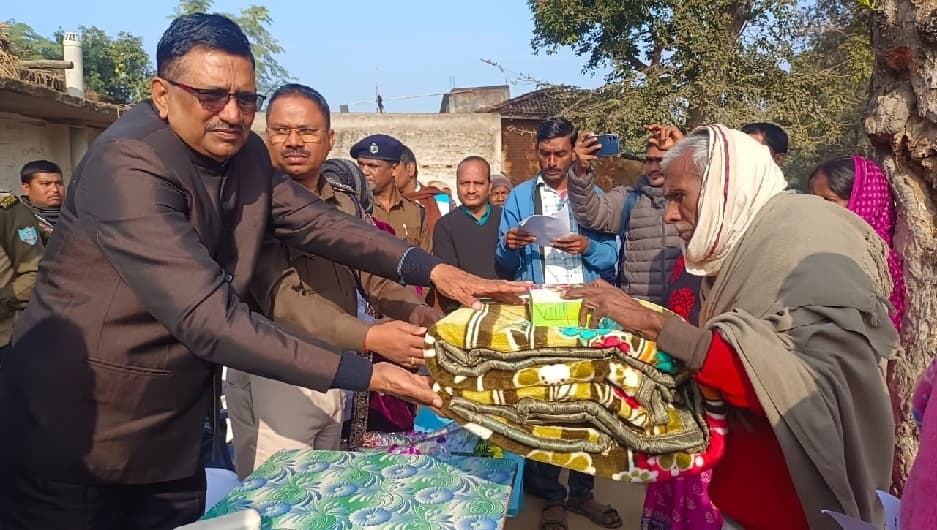 पीडीजे ने निपनिया में किया कंबल व मिठाई का वितरण