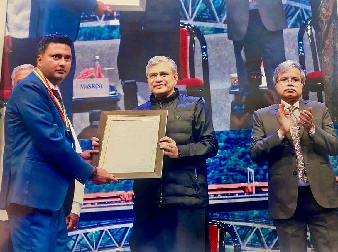 चिरेका अधिकारी हरिओम को मिला विशिष्ट रेल सेवा पुरस्कार