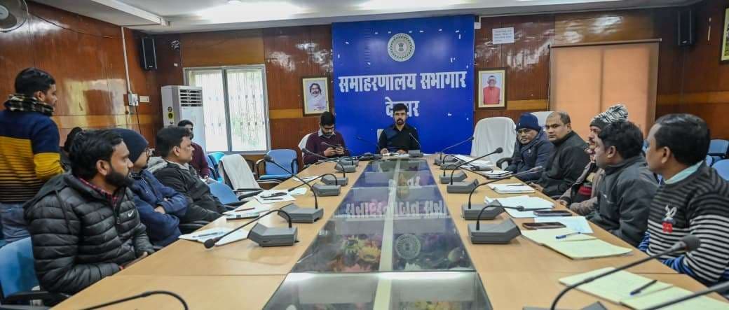 Deoghar News : नये समाहरणालय परिसर में दीदी कैफे व पलाश मार्ट खोलें : डीसी