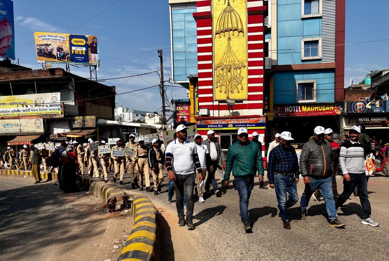 Deoghar news : रफ्तार घटाओ, सुरक्षा बढ़ाओ का दिया संदेश, निकाली प्रभात फेरी