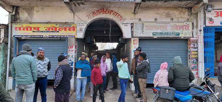 सिकंदरा बाजार रोड में दो ज्वेलरी दुकानों में चोरी, आठ लाख के जेवर उड़ाये