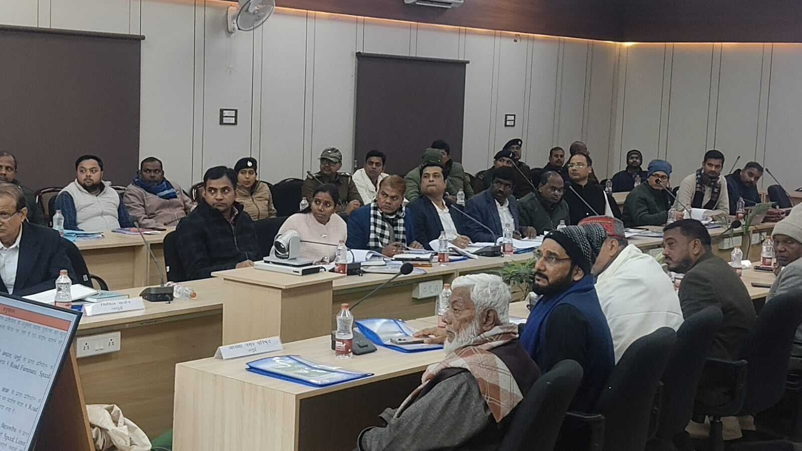 सड़क दुर्घटनाओं को रोकने व यातायात व्यवस्था सुदृढ़ करने पर की गयी चर्चा