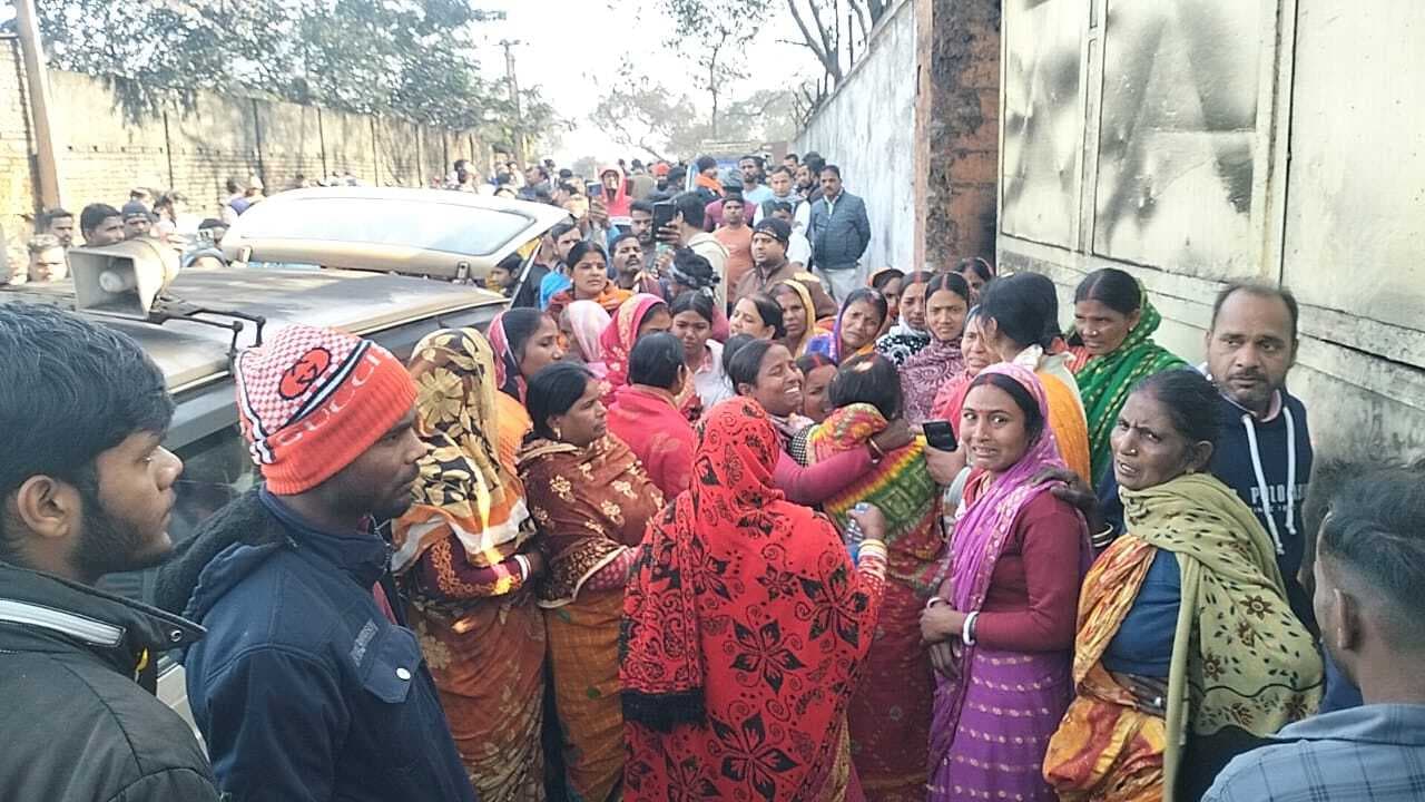 Giridih News :बालमुकुंद स्पंज फैक्ट्री में क्रेन की टक्कर में चालक की मौत, मुआवजे को ले हंगामा