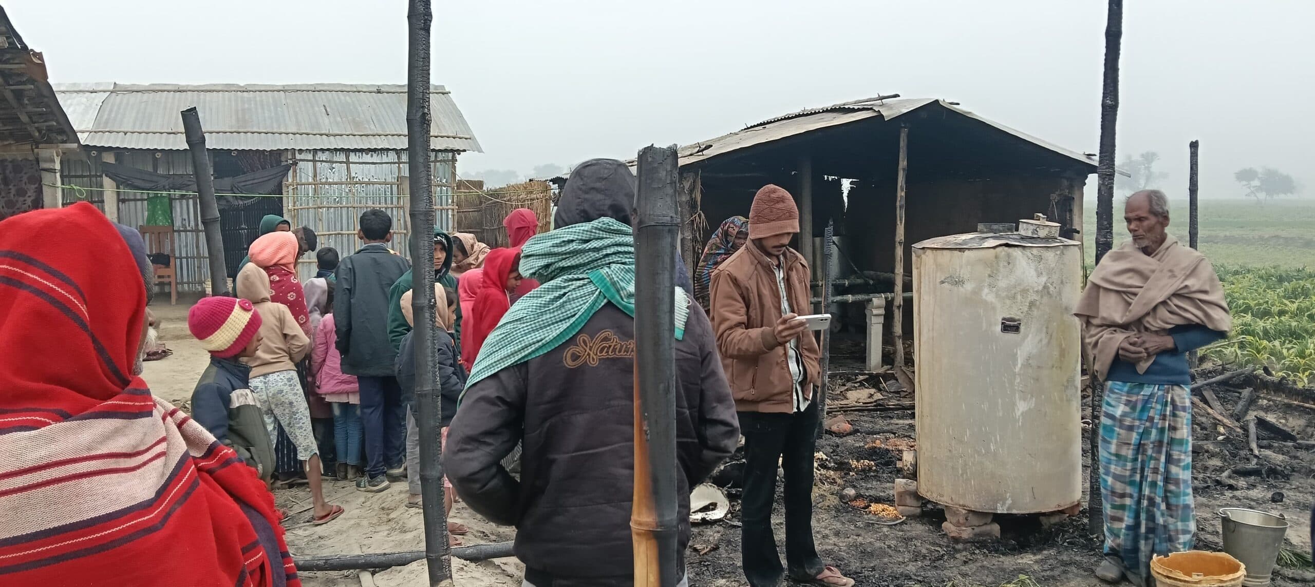 आग लगने से चार घर जले, एक बकरी की मौत, शीतलहर में ठिठुरने को बेवश अग्नि पीड़ित