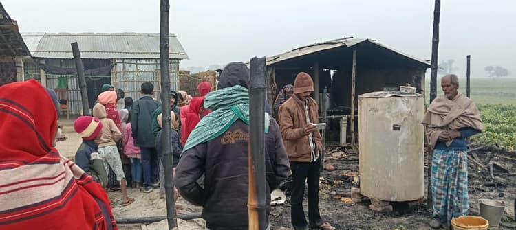 आग लगने से चार घर जले, एक बकरी की मौत, शीतलहर में ठिठुरने को बेवश अग्नि पीड़ित