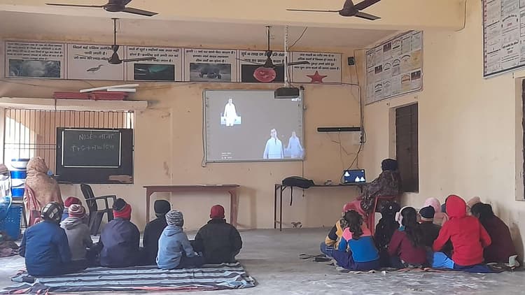 Madhubani News : ठंड व कुहासे की वजह से विद्यालय में छात्रों की उपस्थिति कम