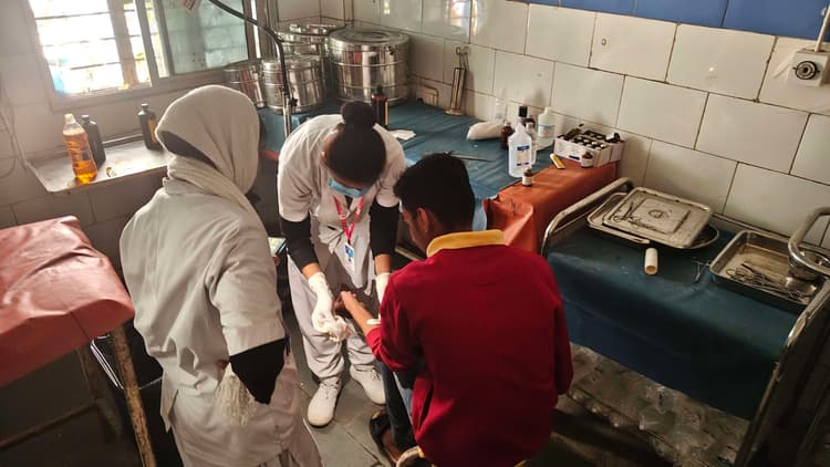 सदर अस्पताल में पांच घंटे तक अंधेरे में हुआ इलाज