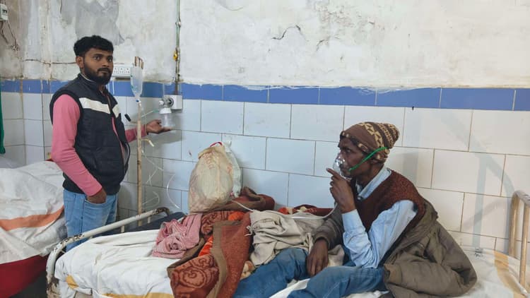 सदर अस्पताल : हाय री व्यवस्था, मरीज खुद से चढ़ाता ऑक्सीजन