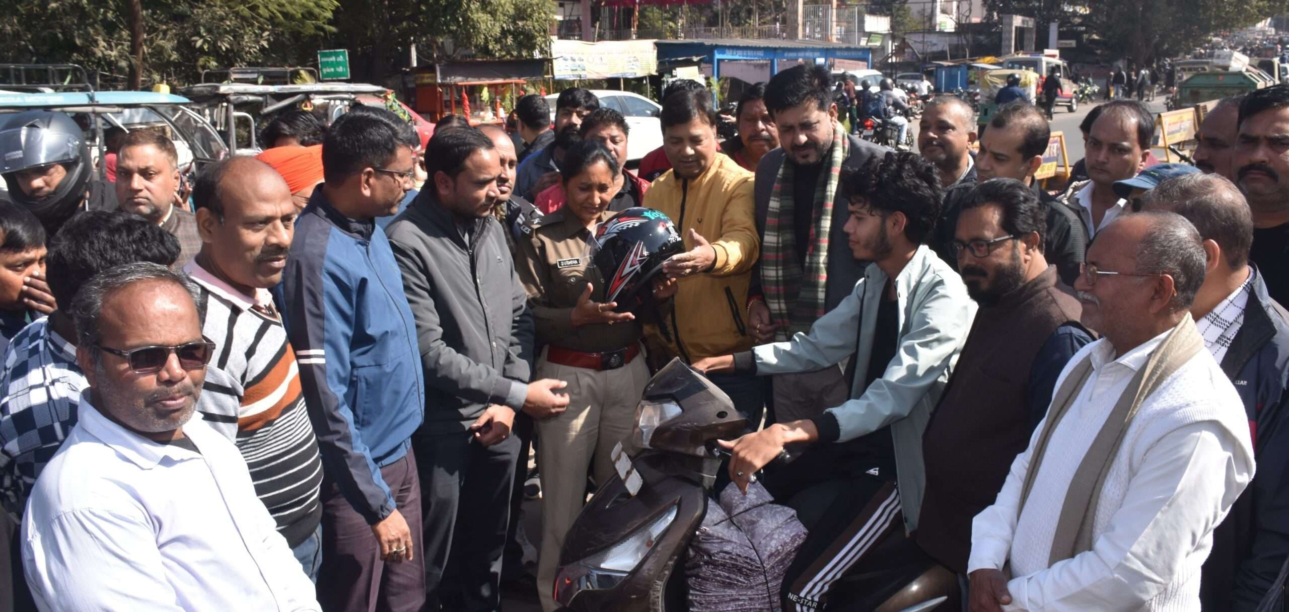 Bokaro News : यश फॉर यू संस्था ने तीन जगहों पर कैंप लगाकर बांटे 68 हेलमेट