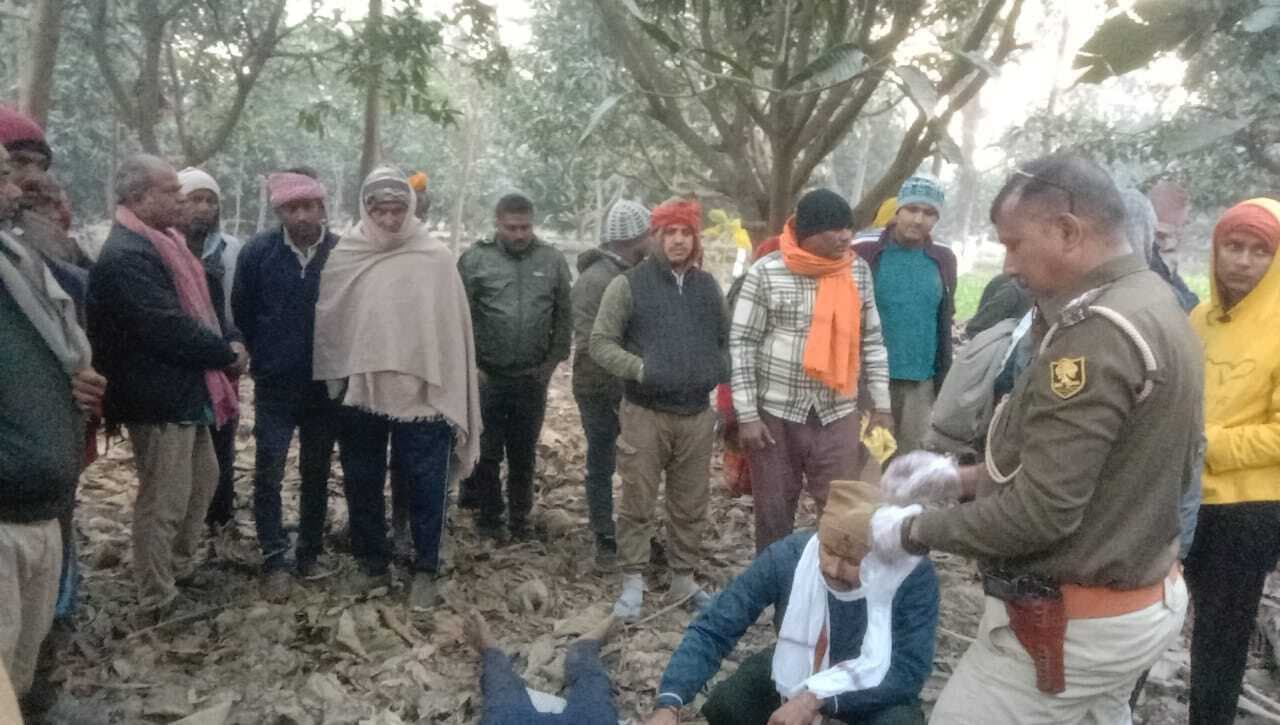 आम के पेड़ पर लटका मिला युवक का शव, पिता ने हत्या का लगाया आरोप