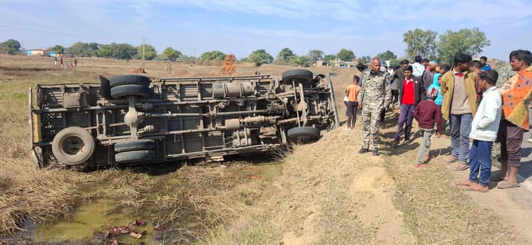 Giridih News :बिस्कुट लदा ट्रक अनियंत्रित होकर तालाब में पलटा