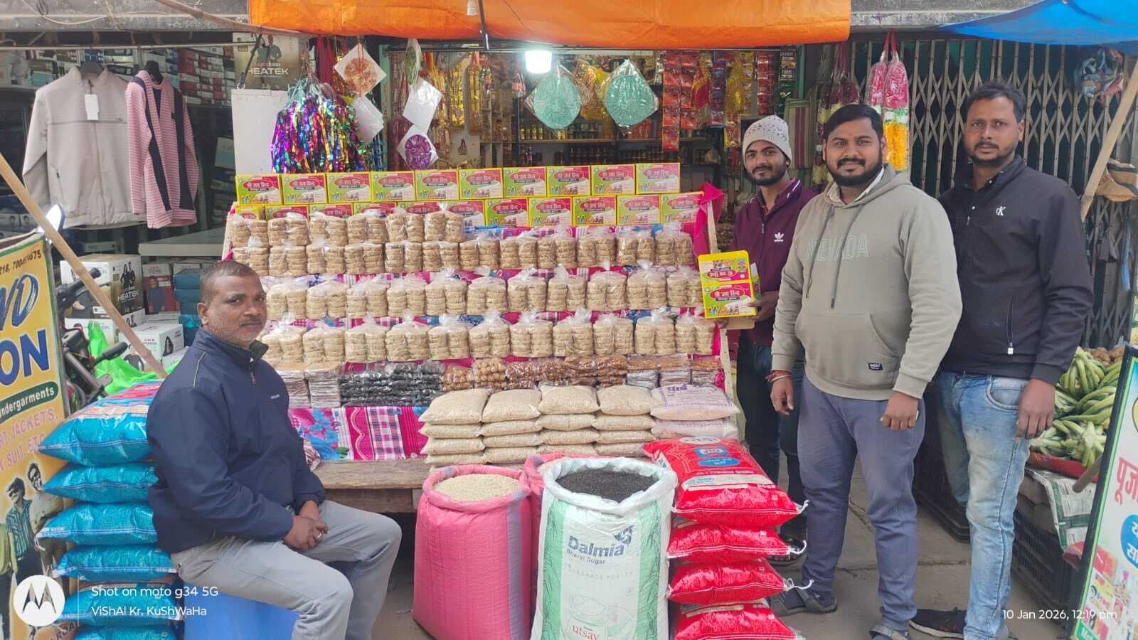 तिल और गुड़ की खुशबू से महकने लगा बरहरवा बाजार