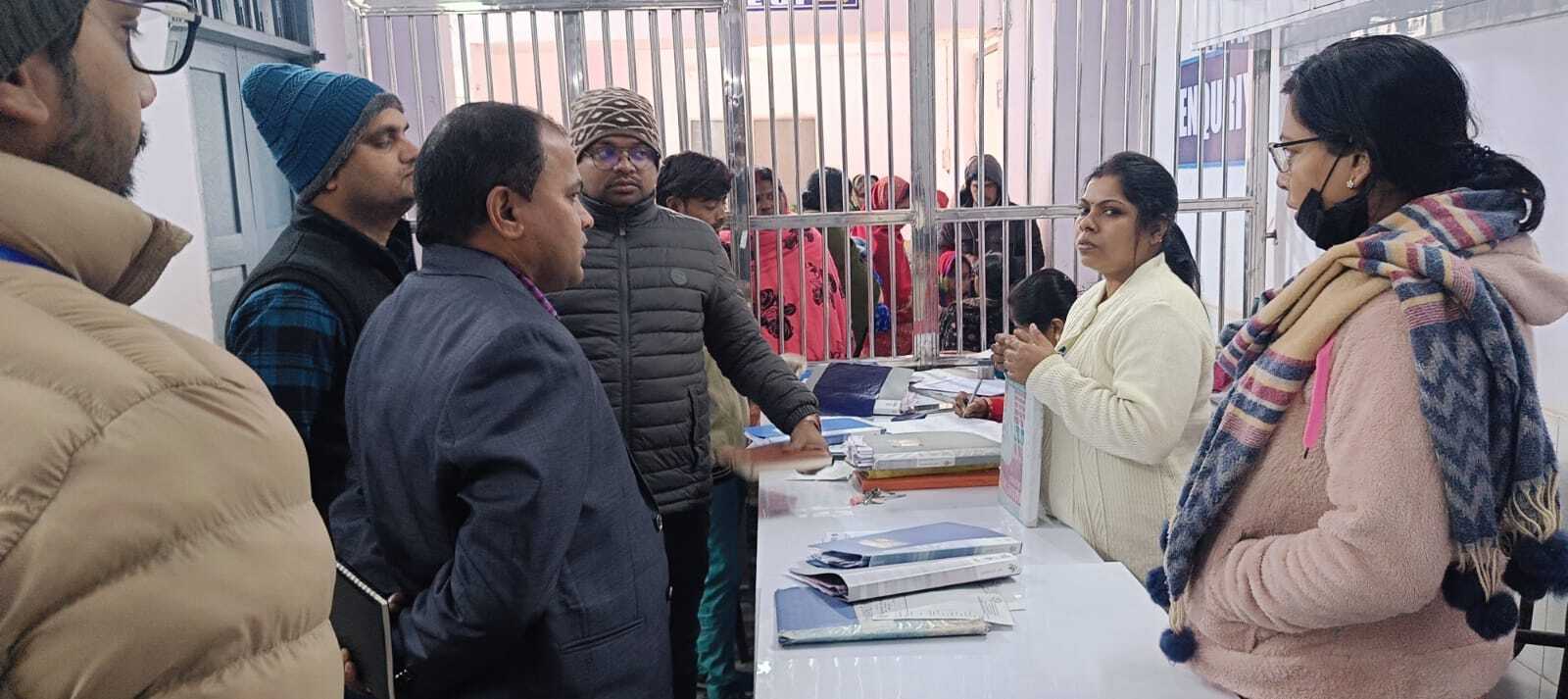 एसआरएम की टीम ने सदर अस्पताल में सुविधाओं की ली जानकारी