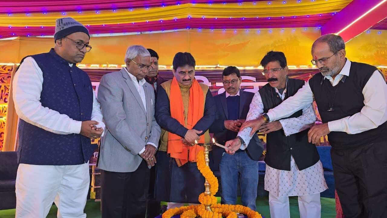 कवियों ने वीर रस, श्रृंगार रस व हास्य रस से बांधा समा