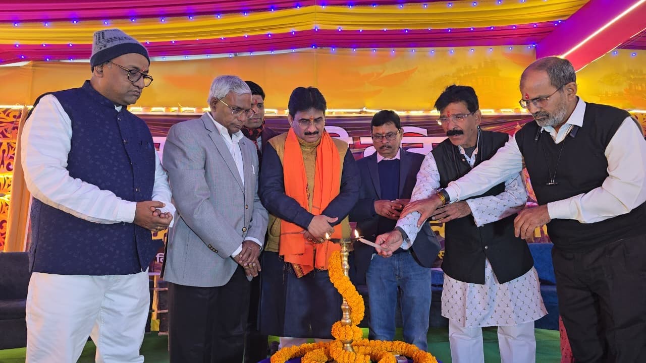 कवियों ने वीर रस, श्रृंगार रस व हास्य रस से बांधा समा