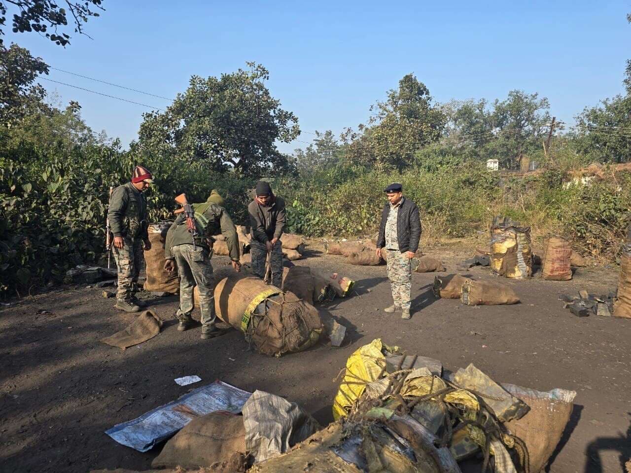 Giridih News :कोयला चोरी के खिलाफ की कार्रवाई, बाइक के काटे गये टायर