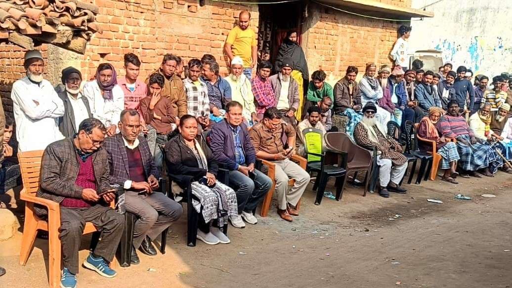 पप्पू अंसारी के परिजनों से मिले एसडीओ, मदद का दिया भरोसा