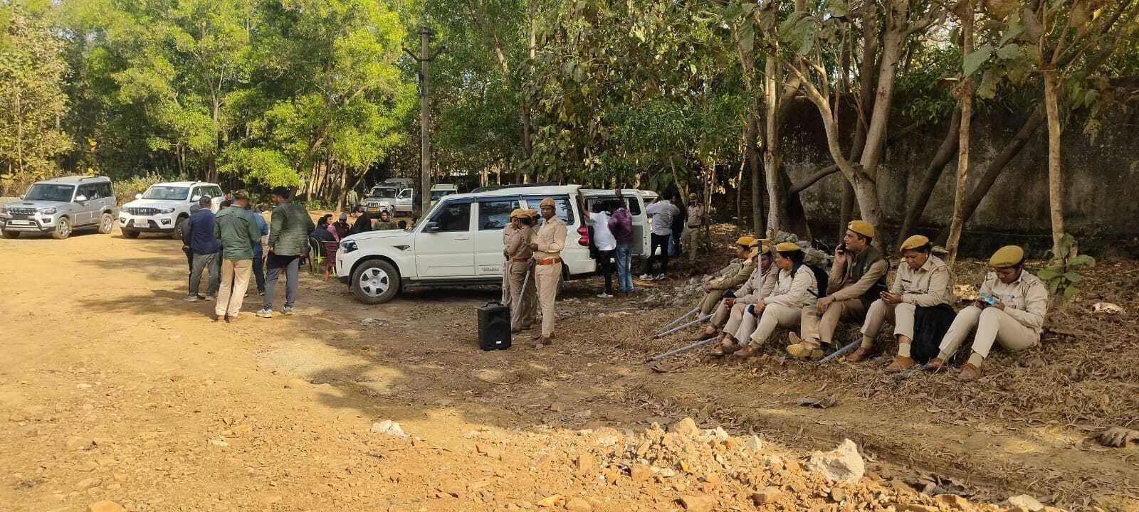 Chaibasa News : सुबह खड़पोस में दिखा हाथी, साढ़े आठ घंटे तक खोजती रही टीम,नहीं मिली सफलता