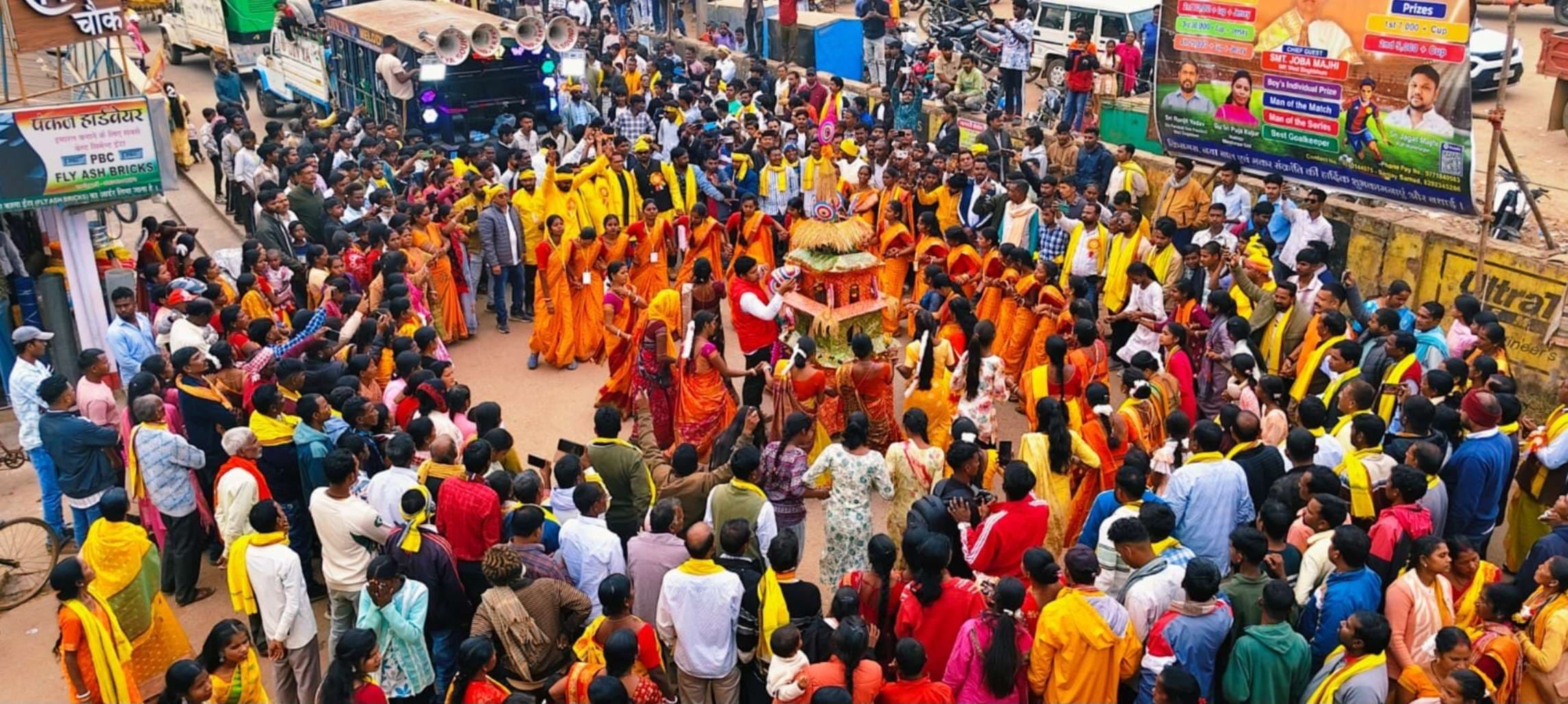 Seraikela Kharsawan News : डहरे टुसू पर निकाली गयी विशाल शोभायात्रा