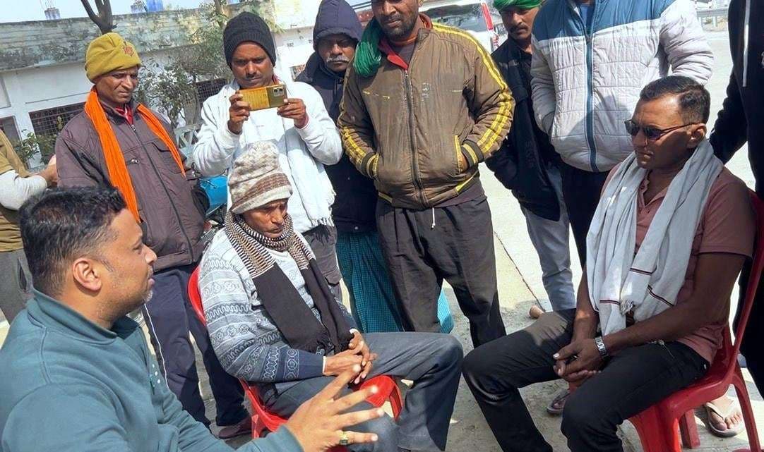 Bhagalpur news किसान अड़े, पहले मुआवजा, फिर काम