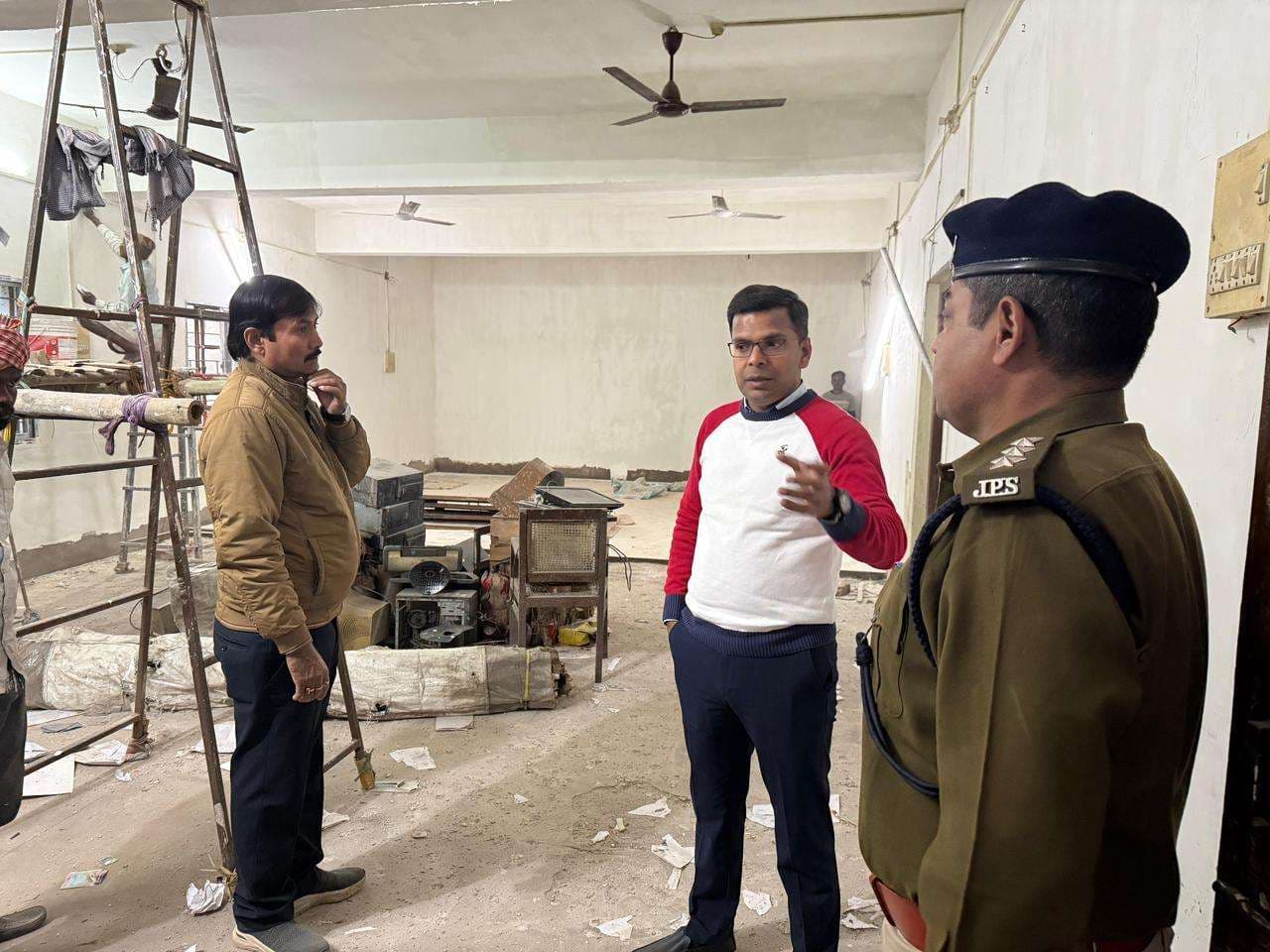 Dhanbad News: धनबाद पुलिस कंट्रोल रूम होगा हाईटेक, एसएसपी ने किया निरीक्षण