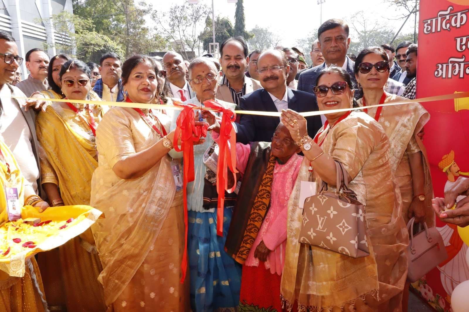 Dhanbad News: महिलाओं की रचनात्मकता व आत्मनिर्भरता को बढ़ावा देता आनंद मेला : अर्चना अग्रवाल