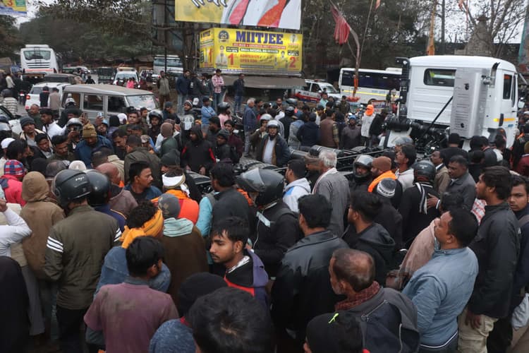 Jamshedpur News : भुइयांडीह बस स्टैंड के पास चेचिस के नीचे आयी बाइक, पति की मौत, पत्नी घायल