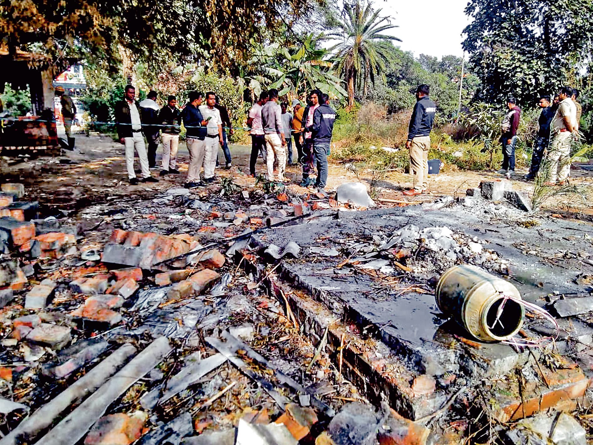 पटाखा फैक्टरी में भीषण विस्फोट, चार घायल