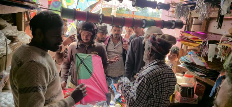 मकर संक्रांति से पहले सजी पतंग की दुकानें, खूब हो रही खरीदारी