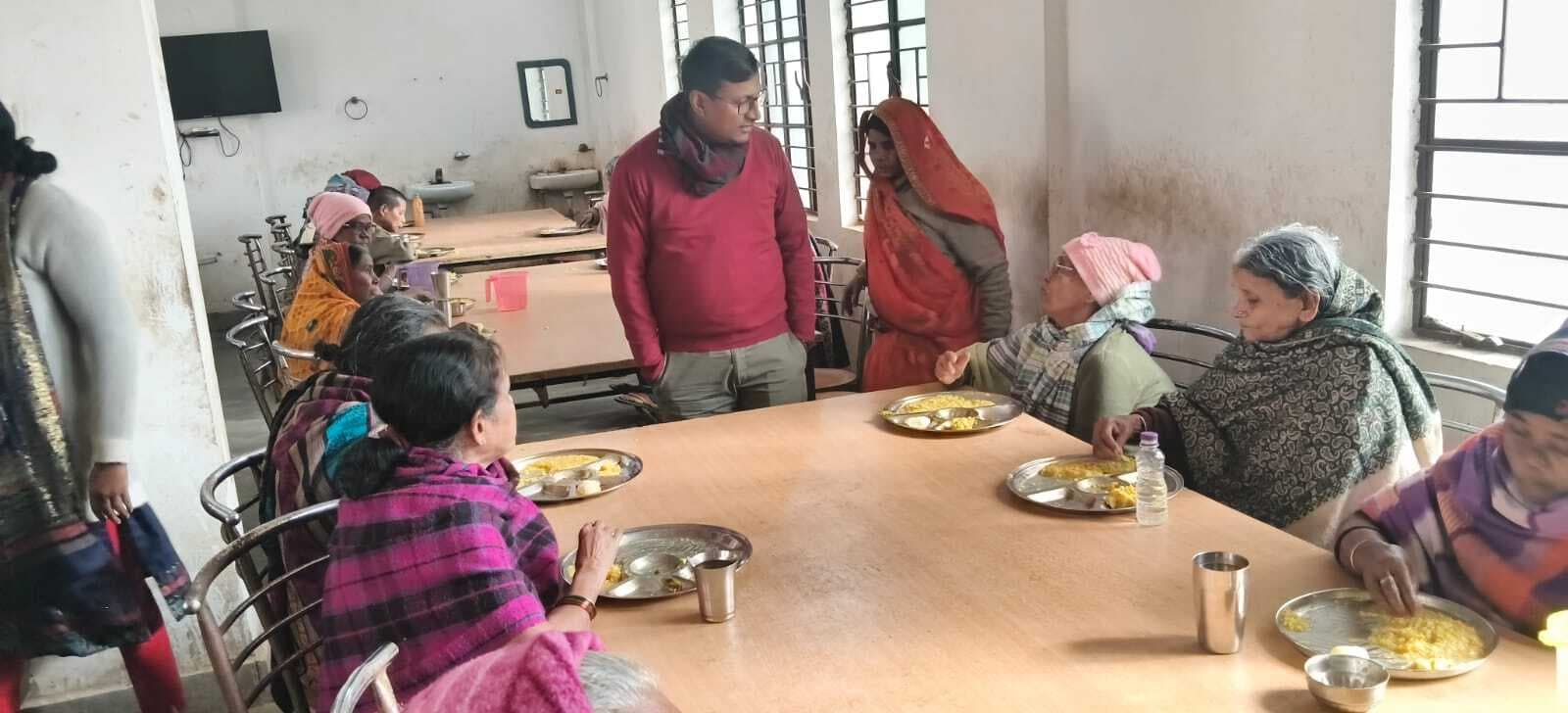 सहायक निदेशक ने वृद्धाश्रम का किया औचक निरीक्षण