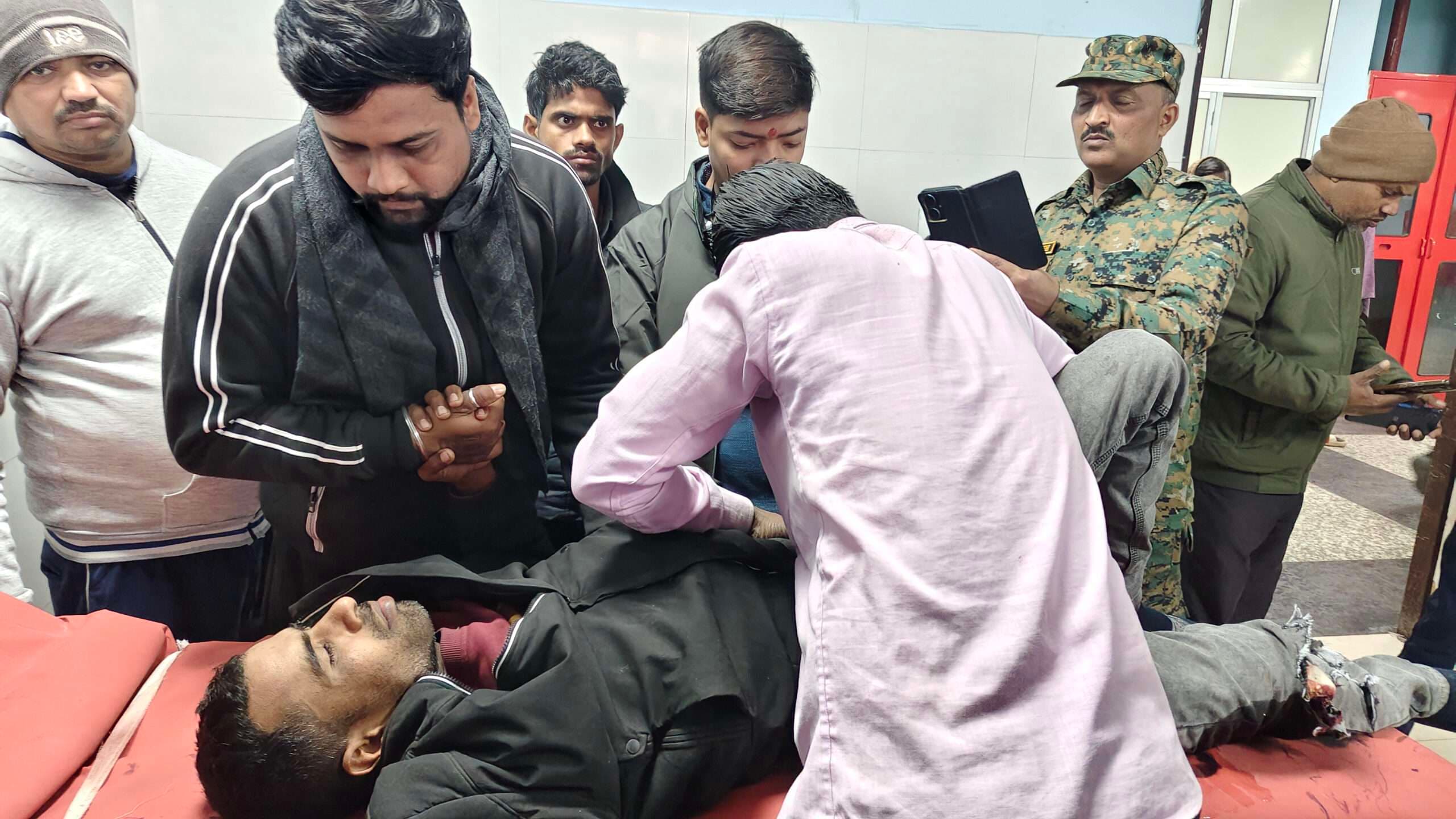 शिवपुर गांव में छत से गिरकर युवक जख्मी, रेफर