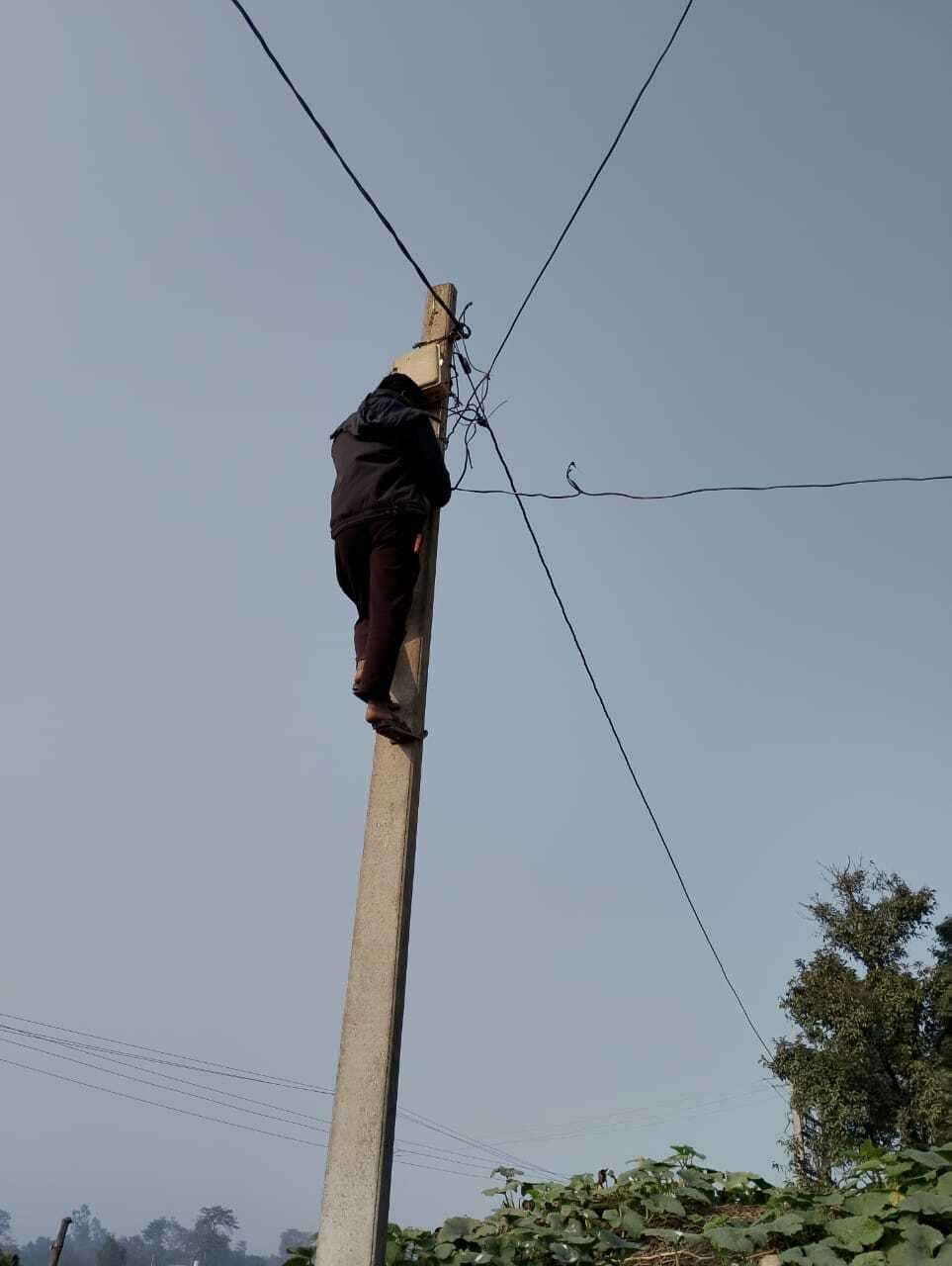 बकाया बिजली बिल पर छापेमारी में 22 उपभोक्ताओं के कनेक्शन काटे गये