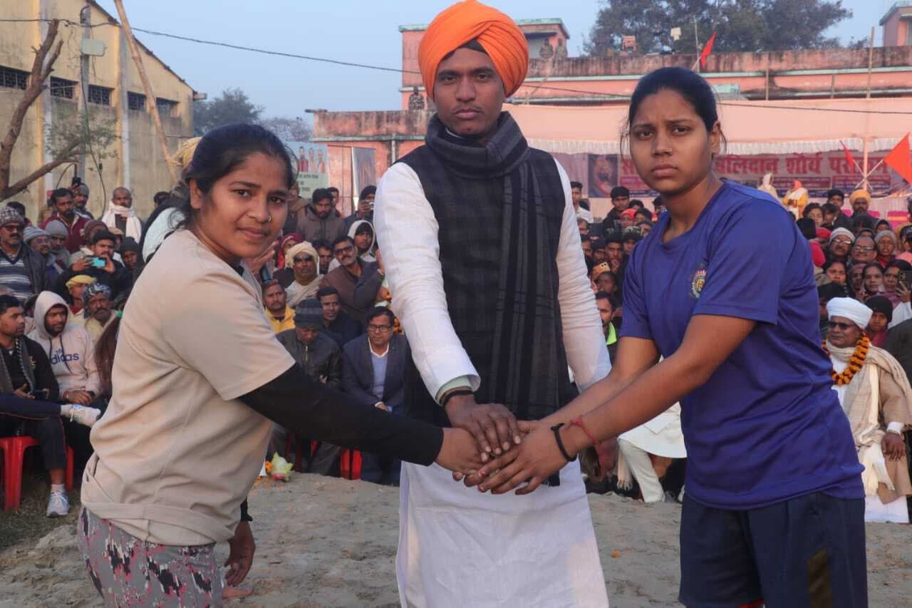 hajipur news. कुश्ती में सत्येंद्र पहलवान विजेता, दीपक को दूसरा स्थान