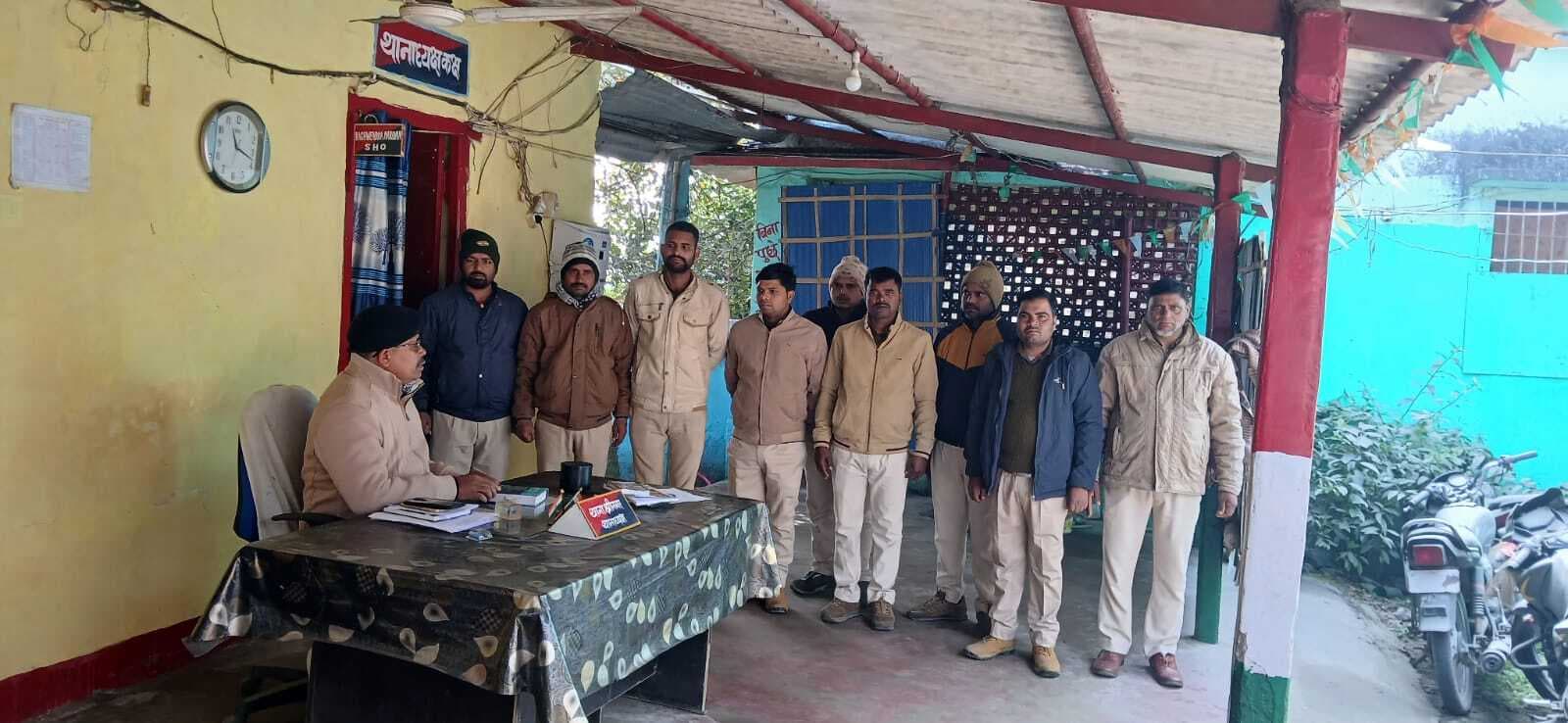 थानाध्यक्ष ने ग्रामीण पुलिस के साप्ताहिक परेड का निरीक्षण किया