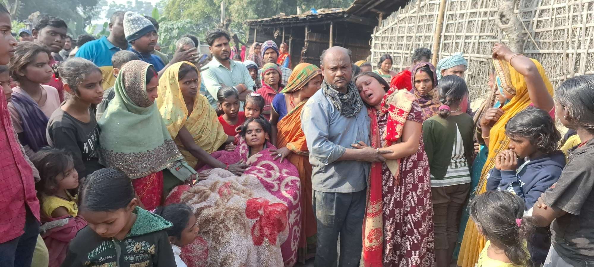 नबाबगंज में आग से दो घर राख, नकदी भी जले